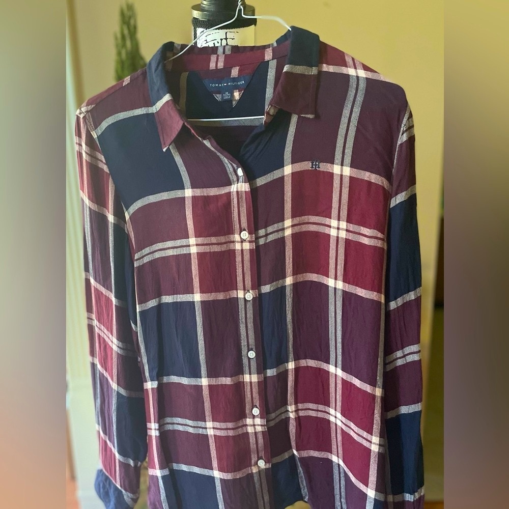 “TOMMY HILFIGER” 
Button Down Shirt. Size L